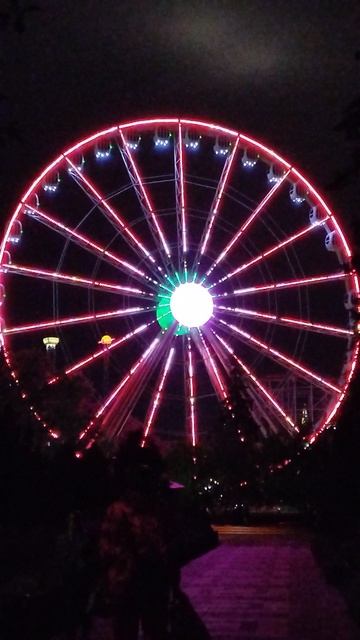 Вот, это игра огней! Все цвета! Переливы света! #аттракционы #свет