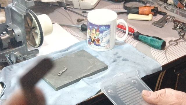 1000010955.mp4 Ремонт оверлок Бразер 1034Д ч.2