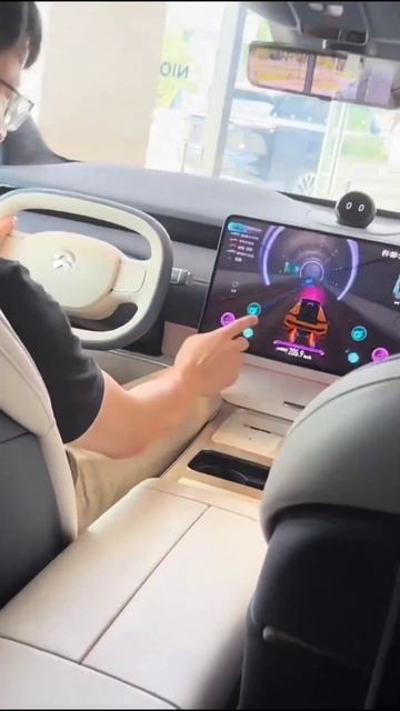 В китайском авто можно играть в гонки