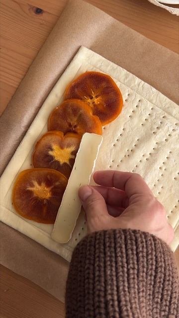 Пирог с хурмой и камамбером