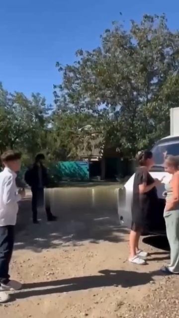 В Краснодаре мигранты едва не задавили беременную женщину во дворе