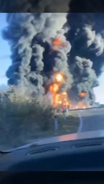 Локомотив и 18 вагонов с бензином сошли с рельсов в Смоленской области.