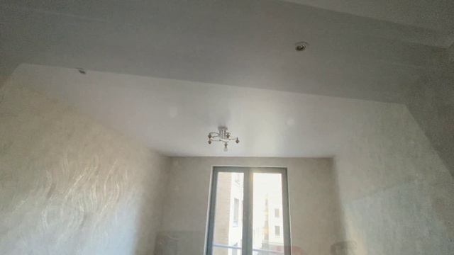 Натяжные потолки в квартире на обычном примыкании, с небольшими дизайнерскими элементами.