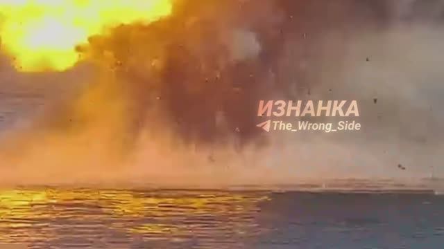  Новые кадры уничтожения украинских безэкипажных катеров в Черном море.