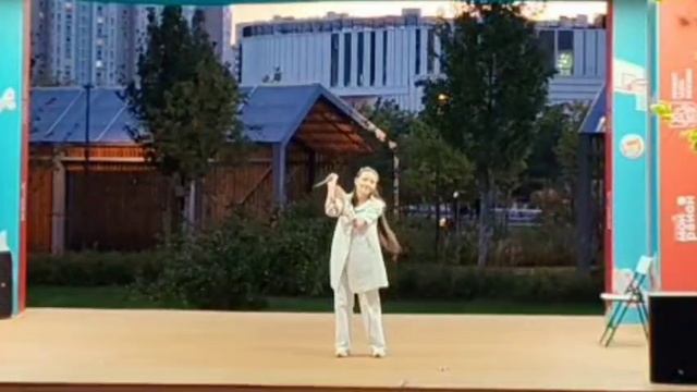 За розовым морем поёт Надирова Алиса
Сквер Некрасовка