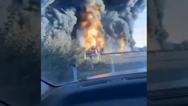 В Смоленской области грузовик выехал прямо под поезд перевозивший топливо.