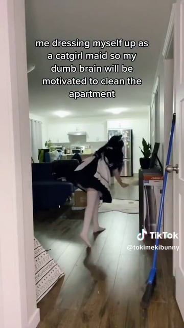 Одеваюсь как кошка служанка чтоб смотивировать себя прибераться