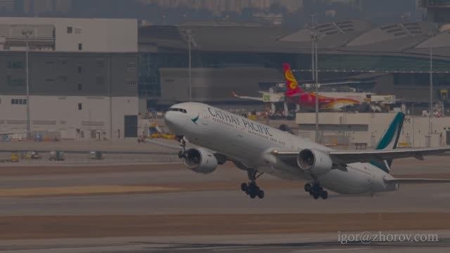 Боинг 777 авиакомпании Cathay Pacific взлетает из аэропорта Гонконга.