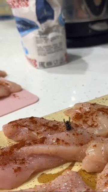 Оса оттяпала мяско для своих детишек 