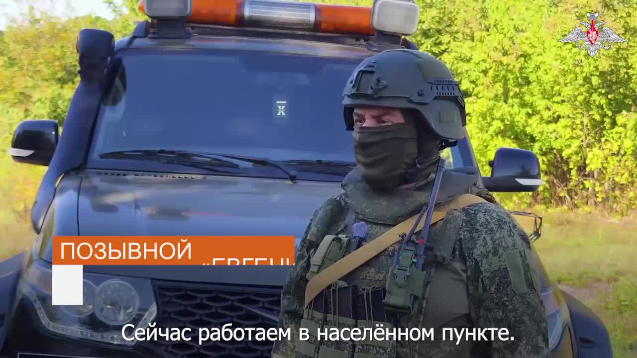  Военные инженеры Международного противоминного центра Военно-инженерной академии проводят рабо...