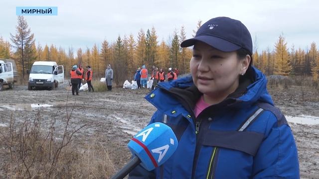 Работники ПТВС и экологи вывезли два КамАЗа мусора из мирнинского леса