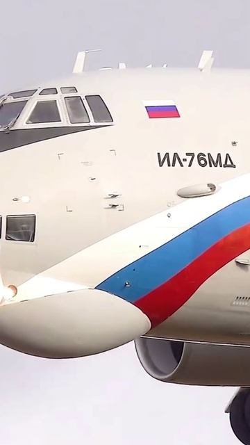 Транспортный Ил-76МД заходит на посадку