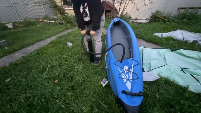 надувной каяк накачиваю