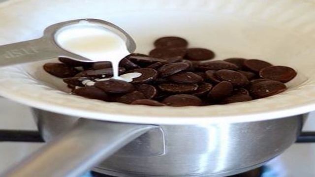 Клубничное мороженое с шоколадным печеньем