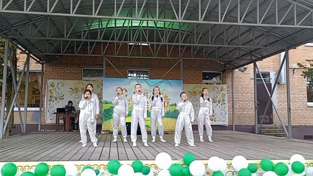 Театральная группа,  песня 
