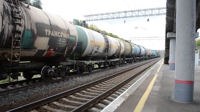 2ТЭ10М-3260 с грузовым поездом и приветливым машинистом