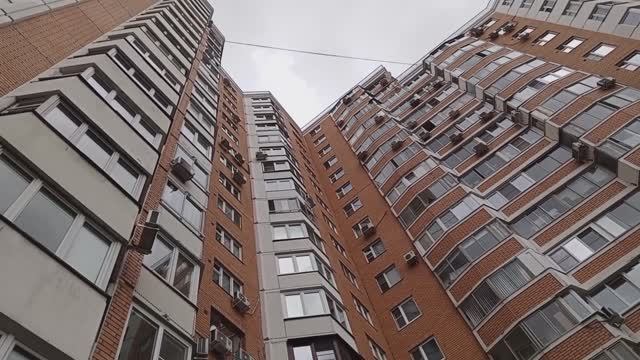 Москва. Осень в городе. Высокая улица.