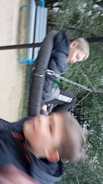 катаюсь на качелях меня снимают