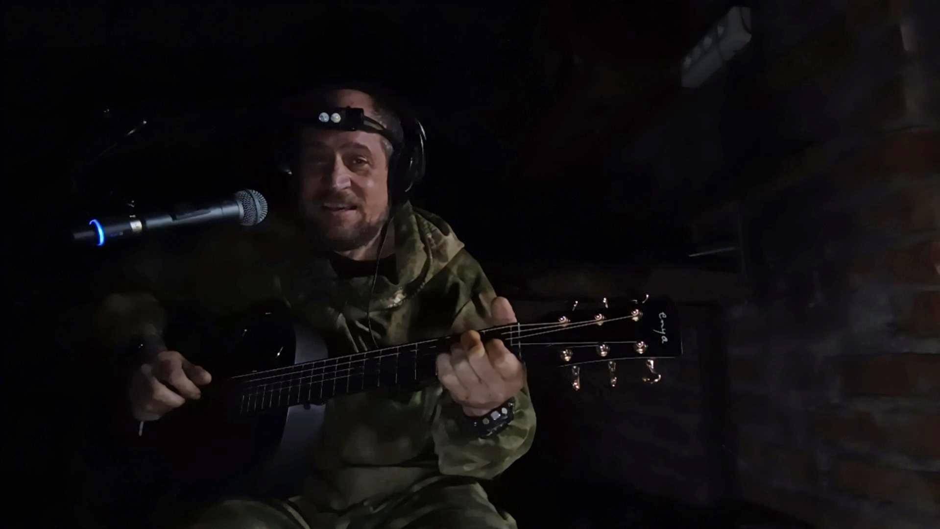 "Не плачьте, крокодилы", поёт Дмитрий Матюшкин