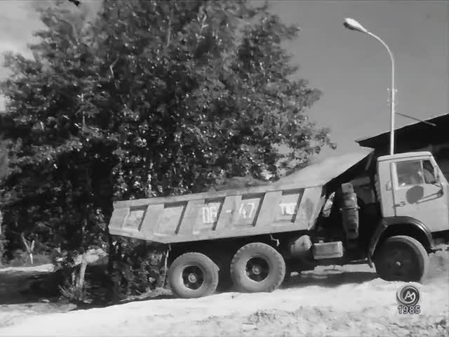 1985 год. Тюмень. Установка опор пешеходного моста.
