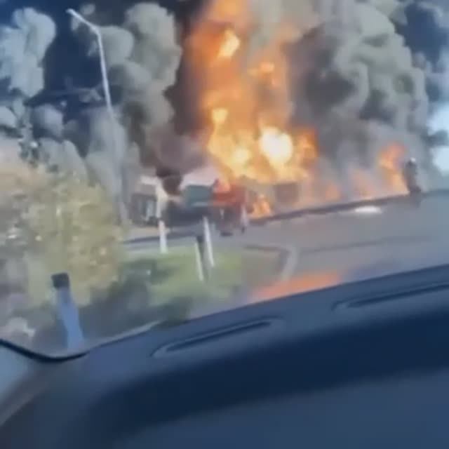 В Смоленской области грузовик выехал прямо под поезд перевозивший огромное количество бензина 