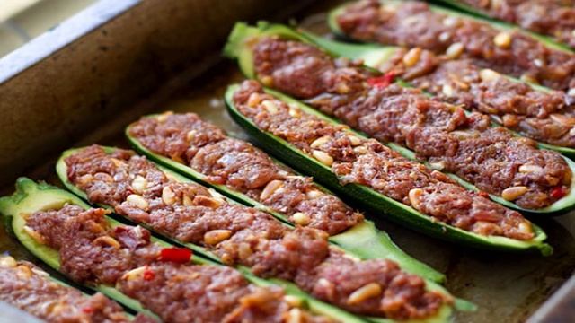 Кабачки-лодочки запеченные в духовке с овощами
