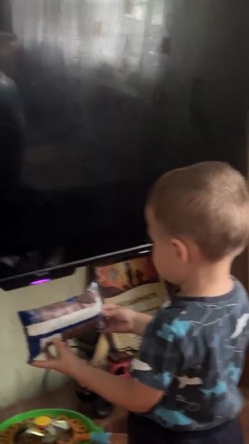 Максимально трогательный диалог малыша и ИИ из умного телека #юмор #дети #нейросети #технологии