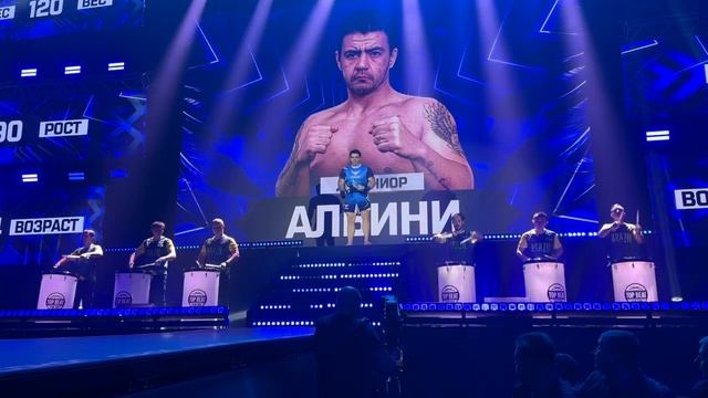 Кадры выхода Виктора Немкова и Джуниора Альбини на главный бой турнира Сокол