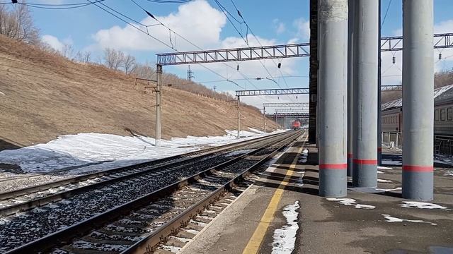 ЭД9М-0247 сообщением Барнаул-Заринская и ЭП1-262 с пассажирским поездом Адлер-Барнаул на о.п. 226 км