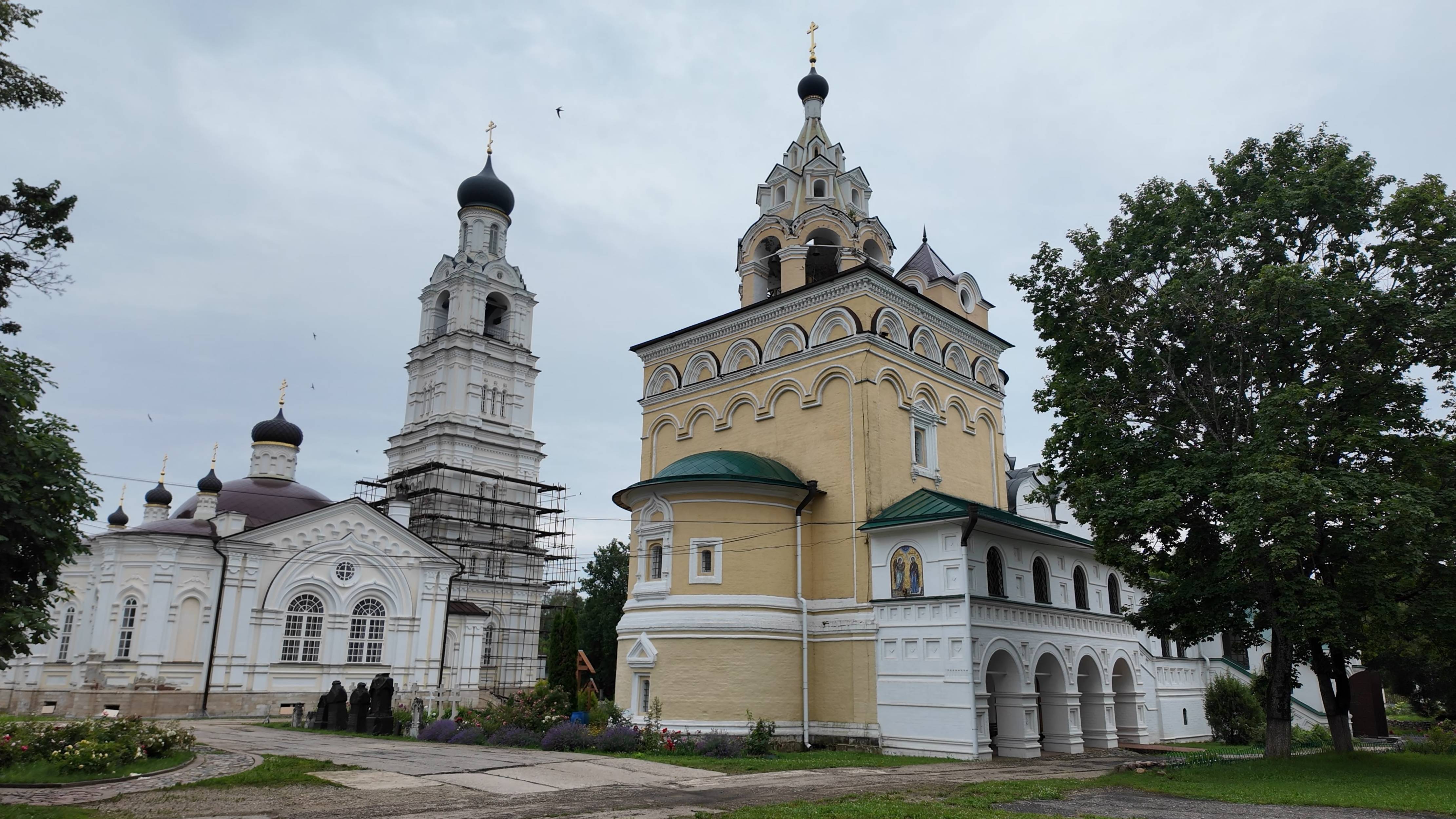 Церковь Всех святых и церковь Происхождения Честных Древ Креста Господня в Киржачском монастыре