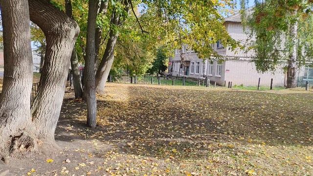 27-09-2025 гуляем у дома культуры в деревне