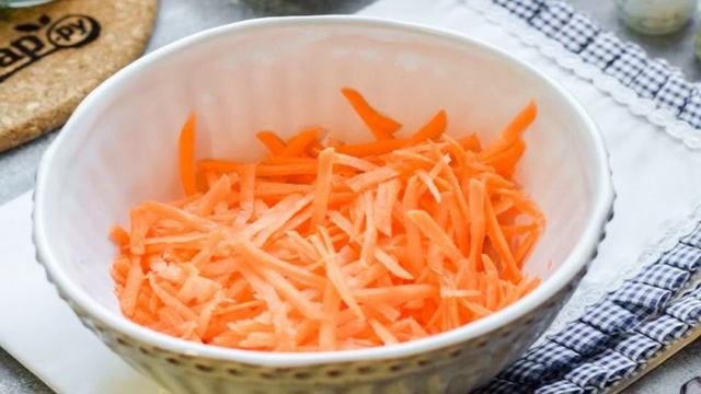 Куриный салат с морковью