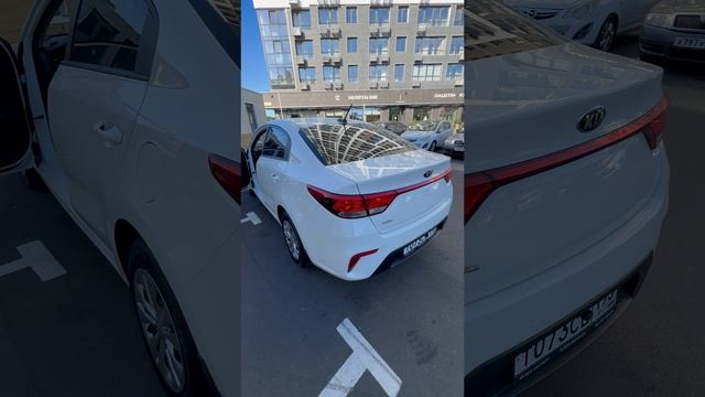 Предпродажный Обзор Kia Rio 2018 год . 60 тыс родного пробега . Весь в заводском окрасе .