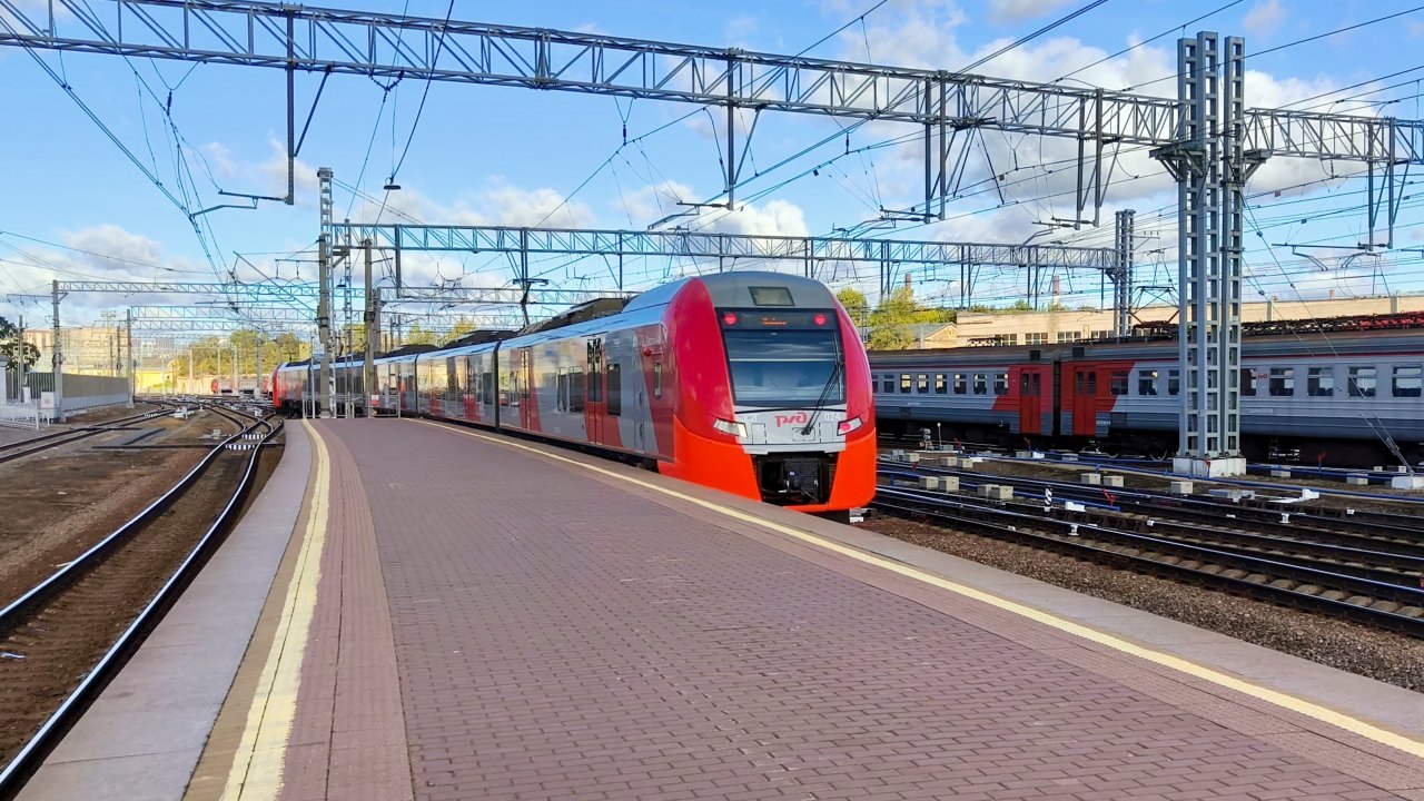 ЭС2Г 028/024 сообщением Санкт-Петербург Выборг, отправляется от Финляндского вокзала