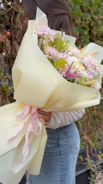 «Хризантемы со сливками» — нежный, воздушный букет в стиле натуральной элегантности.