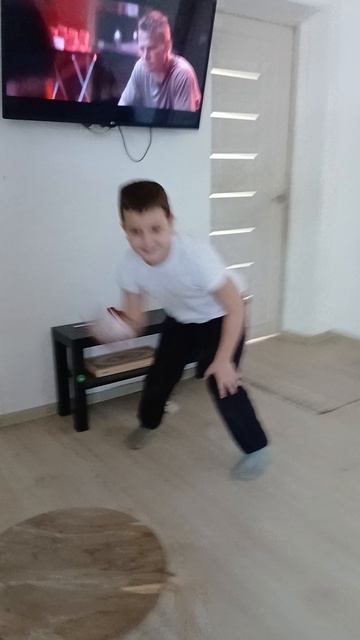 кинул  туалетку.