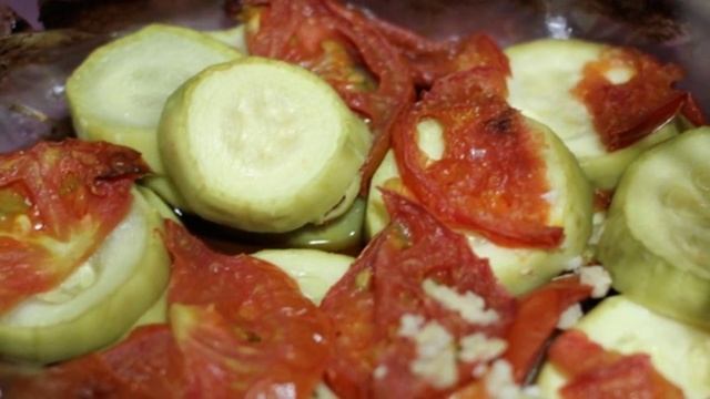 Кабачки запеченные с помидорами в мультиварке