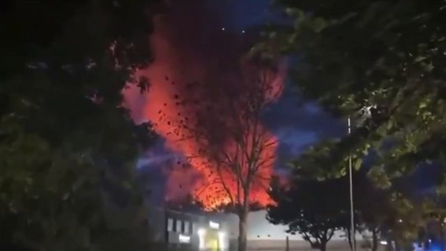 Мощные взрывы в британском Суиндоне.
Взрыв произошёл в промышленной зоне. 
Ведётся эвакуация жителей