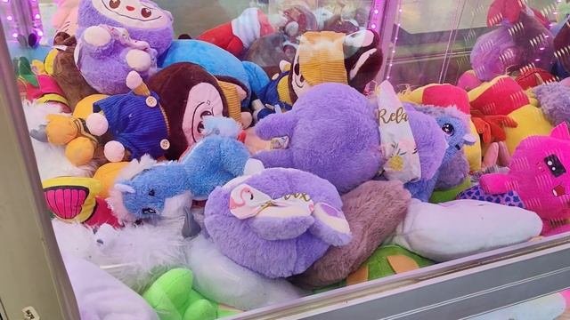 Достаем игрушки в аппарате, играем в игрушки, смешные игрушки из аппарата, как выиграть игрушки