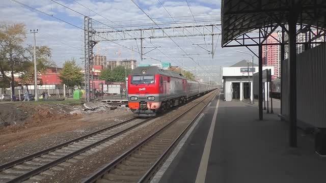 Электровоз ЭП2К-489 (ТЧЭ-8) со скорым поездом № 177А Санкт-Петербург - Симферополь.