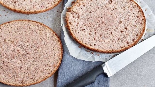 Клубничный торт с шоколадным кремом и глазурью