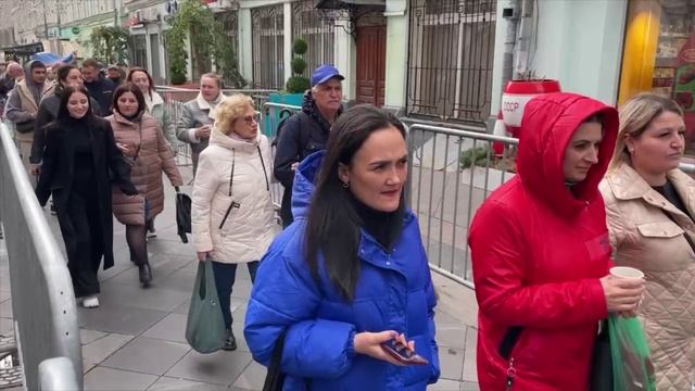 Российские молдаване идут на избирательные участки в Москве с флагами России Молдовы и Гагаузии.