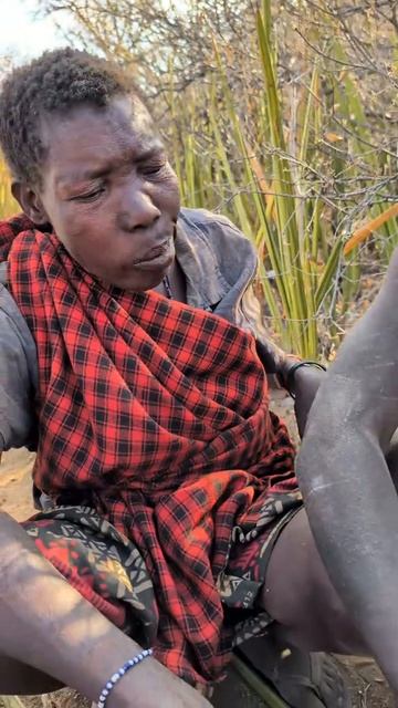 Охотники принесли трофей все жители заняты разделкой туши