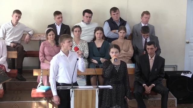 Над рекою слышат  христианская песня