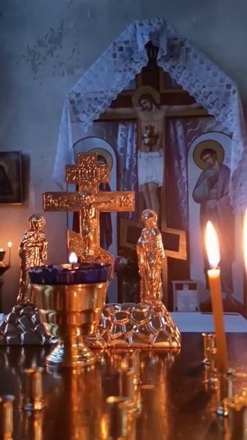Крест воздвигается, и все верные стекаются
