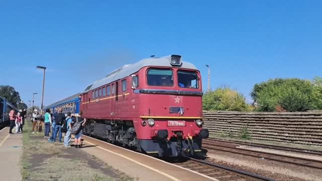 Отправление тепловоза T679.1600 с поездом со станции