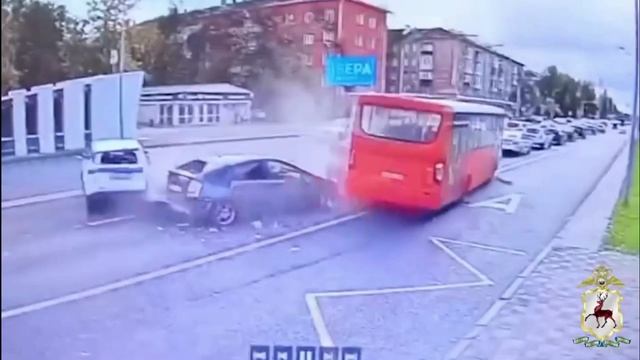Автобус в Нижнем Новгороде разбил семь автомобилей на дороге