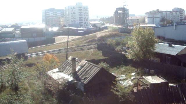 СТАРЫЙ ДОМ ВОЗЛЕ ВЕТКИ ЖЕЛЕЗНОЙ ДОРОГИ