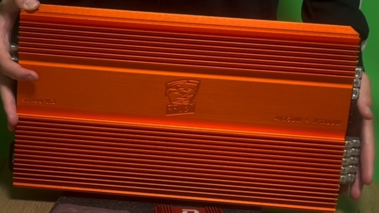 распаковка мощного пятиканального усилителя DLAudio Raven 5.1100 V. 2