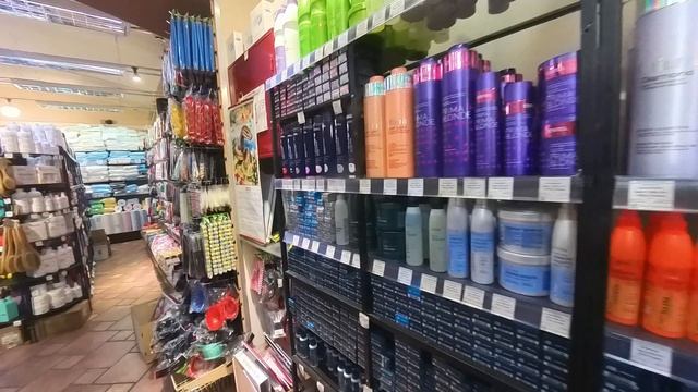 Вещевой рынок. Необычная пара. Мотивация на домашние дела.